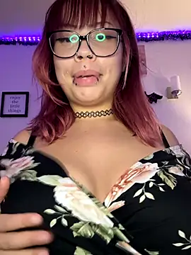 Snapshot of moan4mona chatting on 10-24-25, 04:00 moan4mona online show from 10-24-25, 04:00