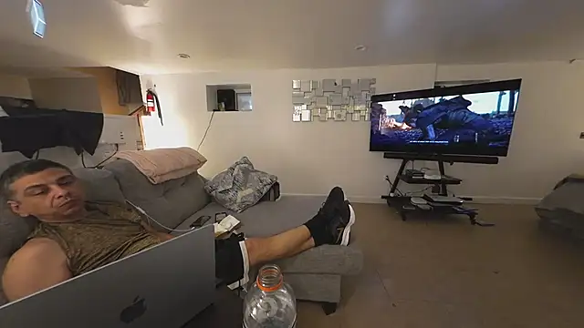 Snapshot of FLgUy40 chatting on 11-23-25, 02:32 FLgUy40 online show from 11-23-25, 02:32