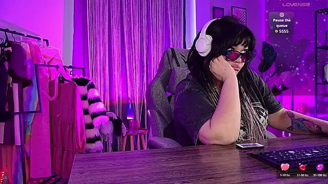 MaryHarrys online show from 05-26-26, 02:42