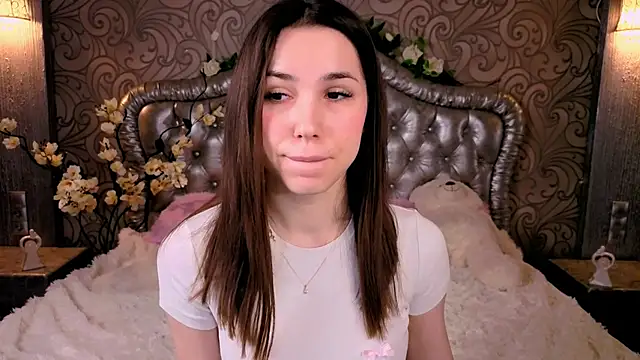 Snapshot of -CindyLou chatting on 02-16-26, 05:39 -CindyLou online show from 02-16-26, 05:39