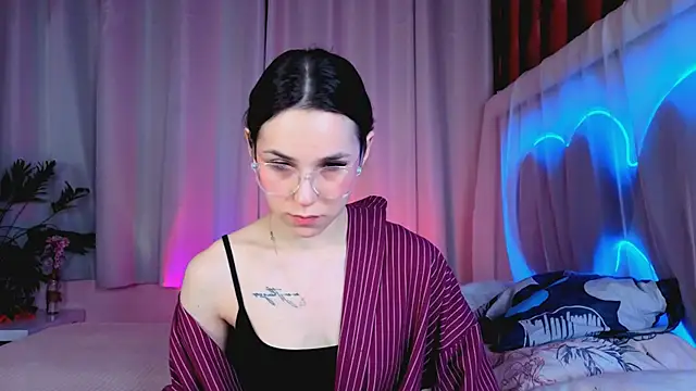 Snapshot of -CindyLou chatting on 02-07-26, 05:04 -CindyLou online show from 02-07-26, 05:04