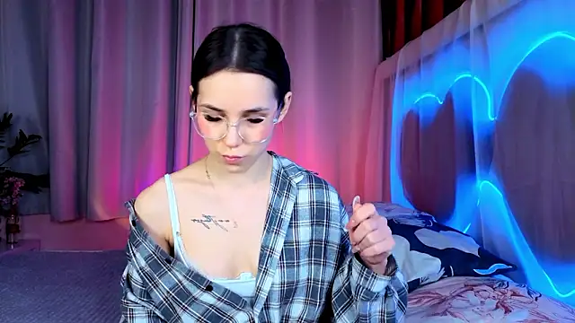 Snapshot of -CindyLou chatting on 02-04-26, 05:24 -CindyLou online show from 02-04-26, 05:24