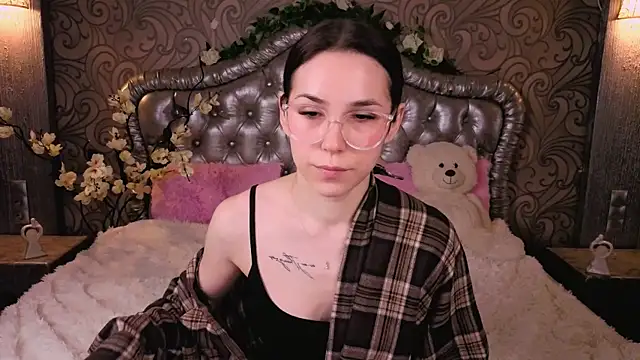 Snapshot of -CindyLou chatting on 02-17-26, 05:27 -CindyLou online show from 02-17-26, 05:27