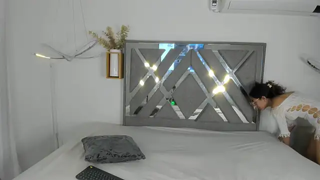 Snapshot of Akira_Hime chatting on 10-21-25, 04:34 Akira Hime online show from 10-21-25, 04:34