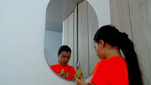 Snapshot of pinky_f00x chatting on 02-20-26, 07:27 pinky f00x online show from 02-20-26, 07:27