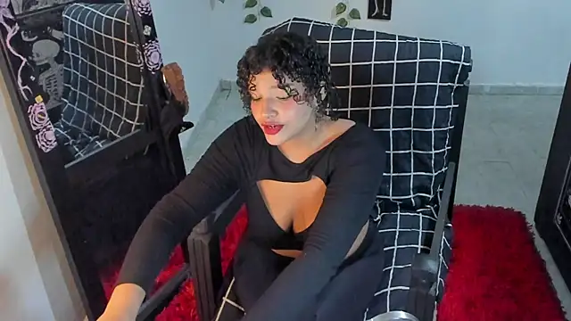 chloe kisses online show from 10-27-25, 11:33