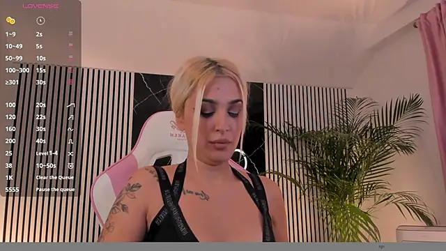 Snapshot of daisyblushh chatting on 10-27-25, 07:37 daisyblushh online show from 10-27-25, 07:37