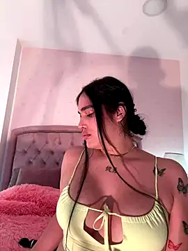 Snapshot of Bella__Wood chatting on 09-20-25, 08:36 Bella  Wood online show from 09-20-25, 08:36