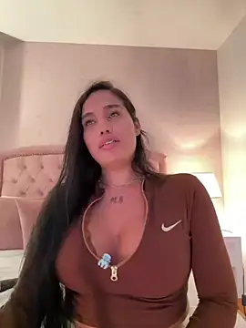 Snapshot of Bella__Wood chatting on 07-19-26, 08:38 Bella Wood online show from 07-19-26, 08:38
