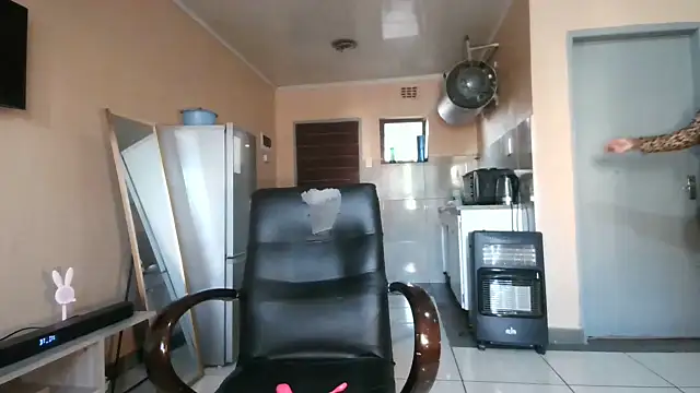 BusybooobsXXX3 online show from 10-24-25, 04:11