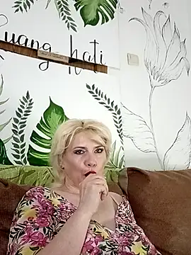 Snapshot of Catty_Lady chatting on 06-17-26, 06:29 Catty Lady online show from 06-17-26, 06:29