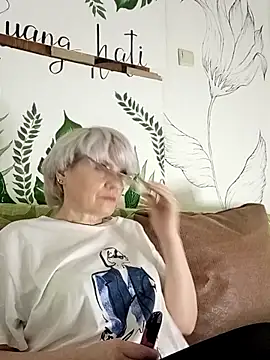 Snapshot of Catty_Lady chatting on 02-11-26, 08:41 Catty Lady online show from 02-11-26, 08:41