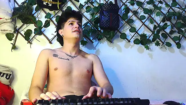 Snapshot of Themasterhades_777 chatting on 06-22-26, 12:02 Themasterhades 777 online show from 06-22-26, 12:02
