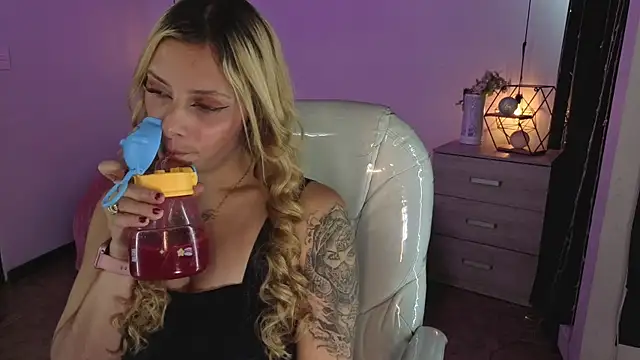 Jennaa Cooper online show from 10-20-25, 07:36