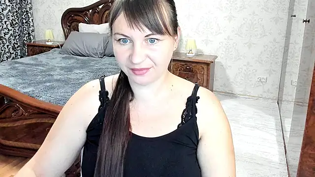 Snapshot of GorgeouseSmile chatting on 10-18-25, 04:14 GorgeouseSmile online show from 10-18-25, 04:14
