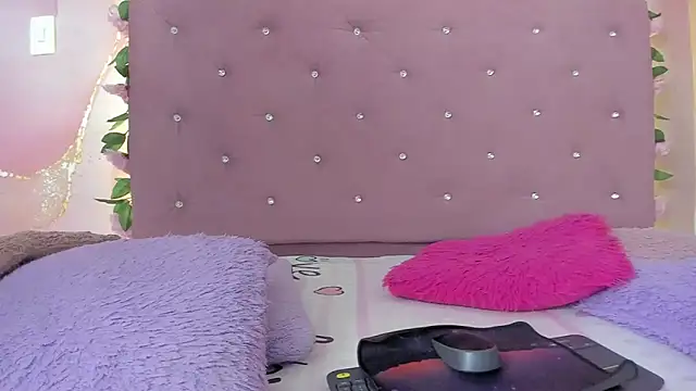 Snapshot of violet_taylor_ chatting on 06-27-26, 02:17 violet taylor online show from 06-27-26, 02:17