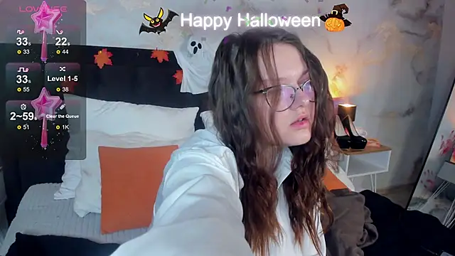 HelenDanvers online show from 10-31-25, 02:30