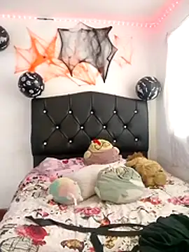 Snapshot of Emmantho chatting on 10-17-25, 06:32 Emmantho online show from 10-17-25, 06:32