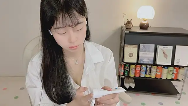 Snapshot of Onechestnut chatting on 05-21-26, 05:27 Onechestnut online show from 05-21-26, 05:27