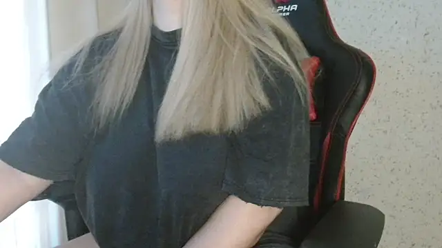 Snapshot of Miaxfox chatting on 02-17-26, 04:10 Miaxfox online show from 02-17-26, 04:10