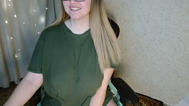 Miaxfox online show from 12-19-25, 05:37