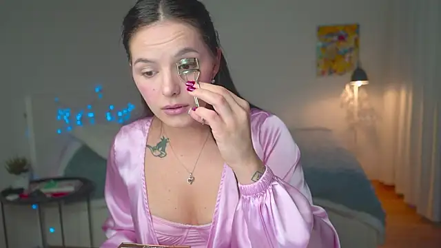 Snapshot of EwelynScott chatting on 10-19-25, 05:16 EwelynScott online show from 10-19-25, 05:16