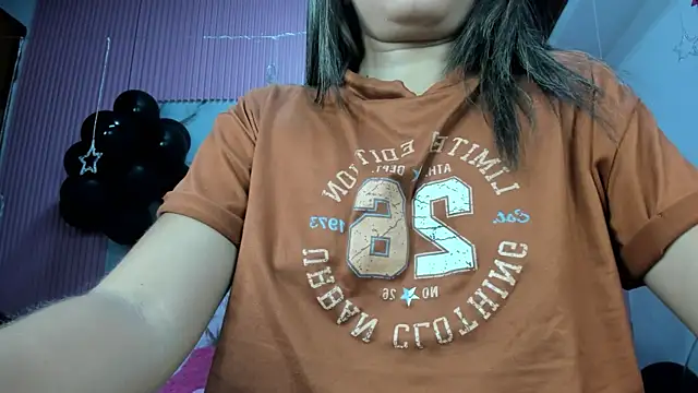 Snapshot of Mindy_19 chatting on 05-06-26, 11:09 Mindy 19 online show from 05-06-26, 11:09
