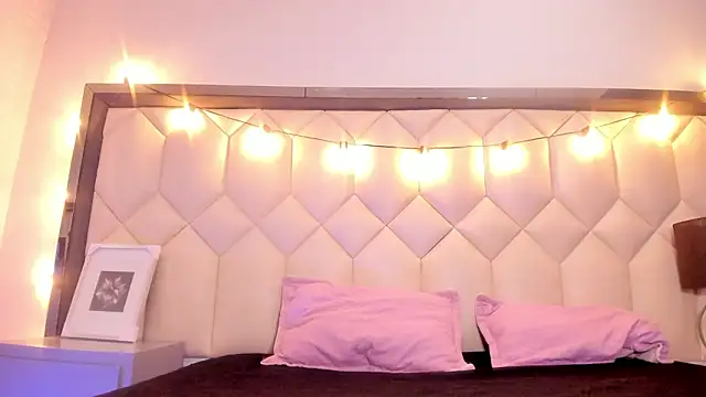 Snapshot of Scarletbigbug chatting on 02-12-26, 12:05 Scarletbigbug online show from 02-12-26, 12:05