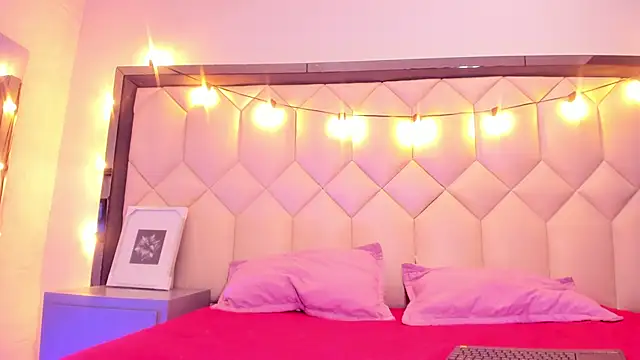 Snapshot of Scarletbigbug chatting on 02-06-26, 11:39 Scarletbigbug online show from 02-06-26, 11:39