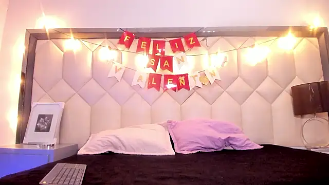 Snapshot of Scarletbigbug chatting on 02-13-26, 12:27 Scarletbigbug online show from 02-13-26, 12:27