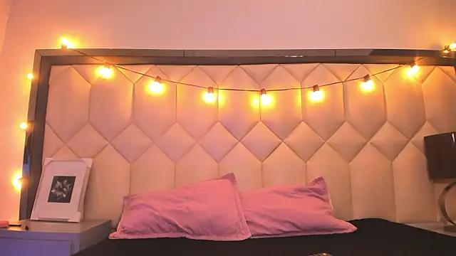 Snapshot of Scarletbigbug chatting on 02-02-26, 11:53 Scarletbigbug online show from 02-02-26, 11:53