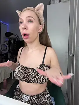 AlysonHuxley  online show from 02-04-26, 12:27