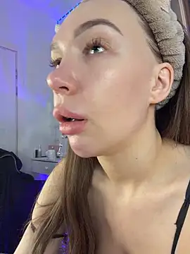 AlysonHuxley  online show from 02-18-26, 03:59