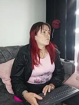 carolinhe  online show from 10-14-25, 07:47