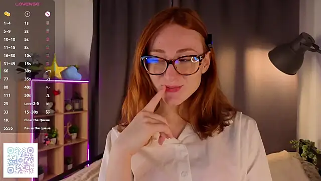 Snapshot of VeronaHascall chatting on 10-19-25, 04:48 VeronaHascall online show from 10-19-25, 04:48