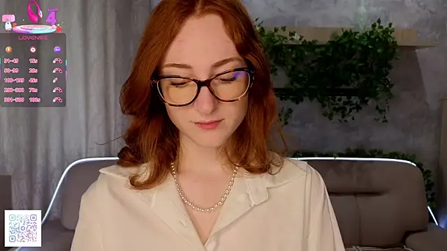 Snapshot of VeronaHascall chatting on 09-17-25, 04:25 VeronaHascall online show from 09-17-25, 04:25