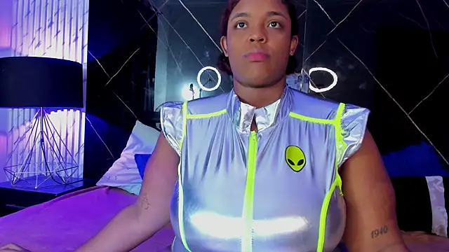 Alaia Gutierrez online show from 10-10-25, 08:42