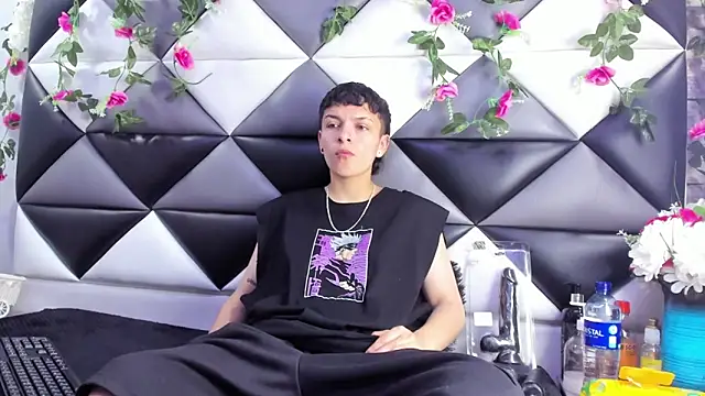 Snapshot of Megan_Thompson_ chatting on 11-29-25, 02:12 Megan Thompson online show from 11-29-25, 02:12