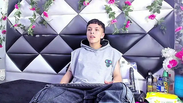 Snapshot of Megan_Thompson_ chatting on 12-05-25, 02:21 Megan Thompson online show from 12-05-25, 02:21