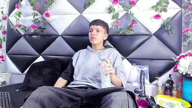 Snapshot of Megan_Thompson_ chatting on 11-27-25, 02:01 Megan Thompson online show from 11-27-25, 02:01