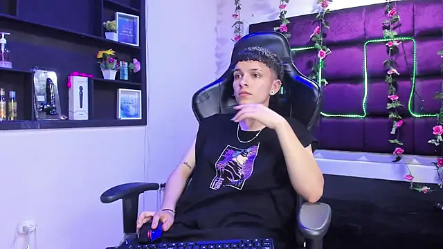 Snapshot of Megan_Thompson_ chatting on 11-21-25, 02:32 Megan Thompson online show from 11-21-25, 02:32