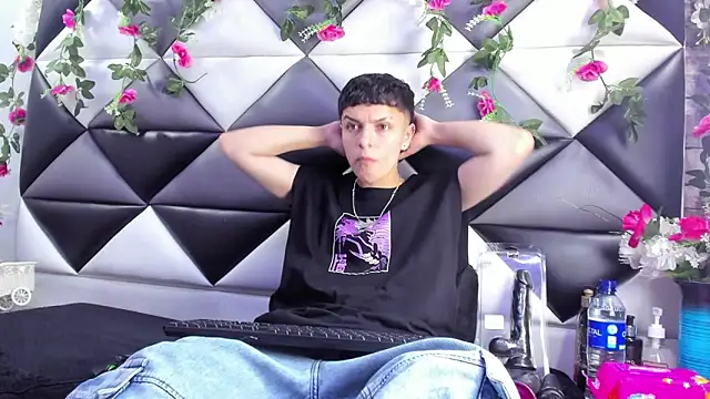 Snapshot of Megan_Thompson_ chatting on 12-17-25, 02:05 Megan Thompson online show from 12-17-25, 02:05