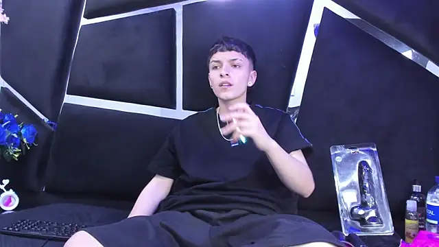 Snapshot of Megan_Thompson_ chatting on 12-18-25, 02:16 Megan Thompson online show from 12-18-25, 02:16