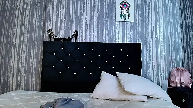 Snapshot of Alicee_Moonn chatting on 11-13-25, 08:02 Alicee Moonn online show from 11-13-25, 08:02