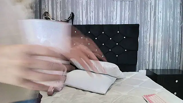 Snapshot of Alicee_Moonn chatting on 11-18-25, 08:45 Alicee Moonn online show from 11-18-25, 08:45