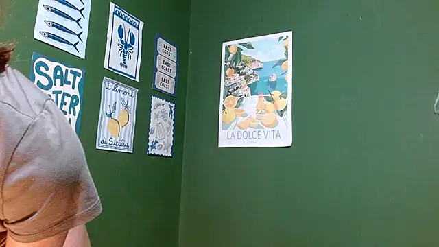 Roxiehood online show from 10-21-25, 02:11