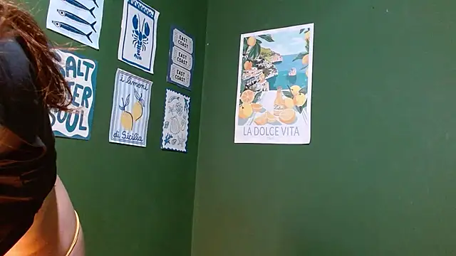 Roxiehood online show from 10-23-25, 01:48