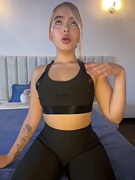 Mia Roswell online show from 12-17-25, 03:00