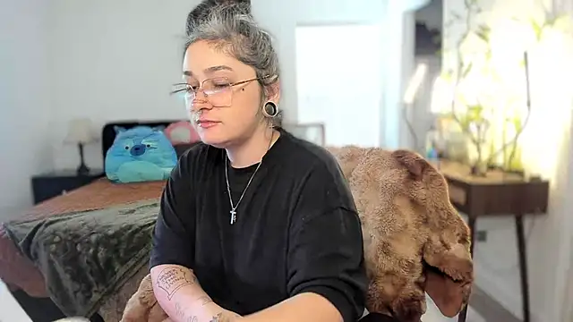 Alix Valentine online show from 11-18-25, 04:43