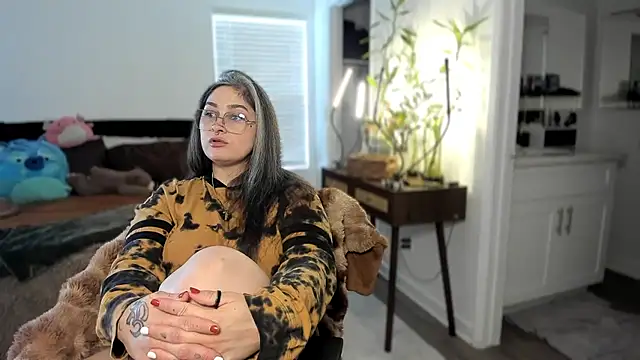 Alix Valentine online show from 11-19-25, 05:46